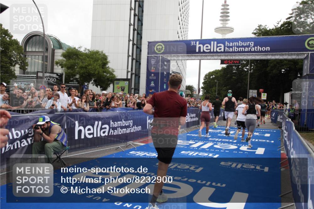29.06.2025 - hella hamburg halbmarathon Michael Strokosch http://msf.ph/oto/8232900 29.06.2025 10:52:43 Ziel 2346, 2670, 3952, 3999, 5116, 6561, 6562, 7475, 9739, 9869, 10115, 11459, 11689, 12450, 12482, 13051, 14122, 15001, 18982 meine-sportfotos.de