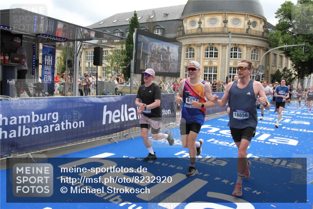29.06.2025 - hella hamburg halbmarathon Michael Strokosch http://msf.ph/oto/8232920 29.06.2025 10:47:22 Ziel 2864, 5024, 6134, 6168, 6203, 10208, 10211, 11491, 11518, 13672, 13782, 14722, 15611, 16089, 16286, 18856 meine-sportfotos.de