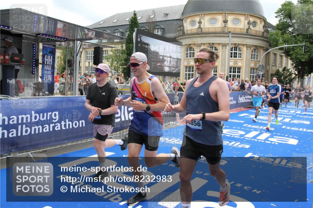 29.06.2025 - hella hamburg halbmarathon Michael Strokosch http://msf.ph/oto/8232983 29.06.2025 10:47:22 Ziel 2864, 5024, 6134, 6168, 6203, 10208, 10211, 11491, 11518, 13672, 13782, 14722, 15611, 16089, 16286, 18856 meine-sportfotos.de