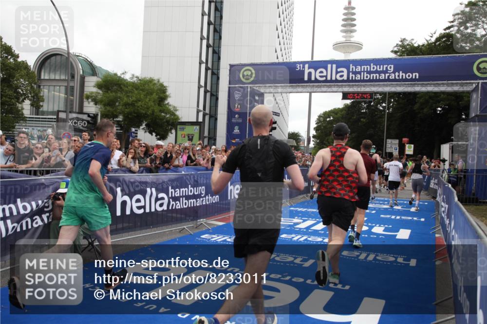 29.06.2025 - hella hamburg halbmarathon Michael Strokosch http://msf.ph/oto/8233011 29.06.2025 10:52:44 Ziel 2287, 2346, 2670, 3952, 3999, 5116, 6561, 6562, 7475, 9739, 9869, 10115, 11459, 11689, 12450, 12482, 13051, 14122, 15001, 16467 meine-sportfotos.de