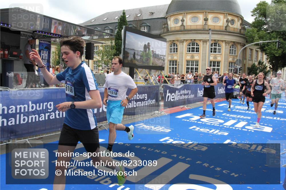 29.06.2025 - hella hamburg halbmarathon Michael Strokosch http://msf.ph/oto/8233089 29.06.2025 10:47:24 Ziel 2274, 2864, 5024, 6134, 6168, 6203, 8693, 10423, 11077, 11491, 11518, 13672, 13782, 14722, 15611, 16089, 16286, 16819, 18856, 18974 meine-sportfotos.de