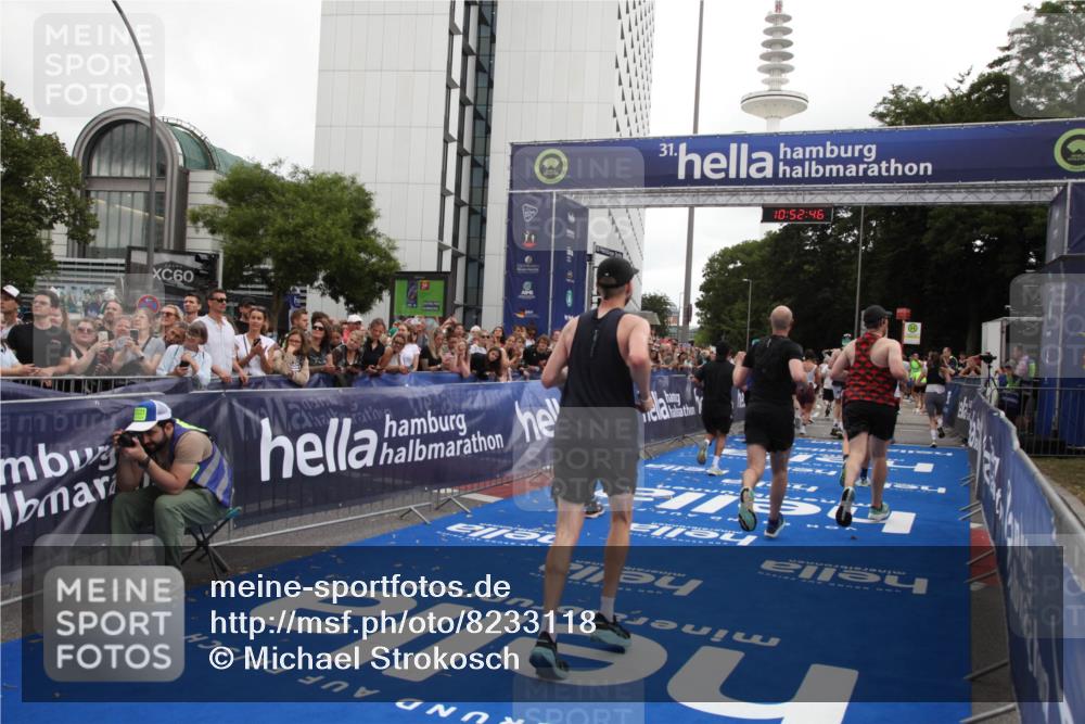 29.06.2025 - hella hamburg halbmarathon Michael Strokosch http://msf.ph/oto/8233118 29.06.2025 10:52:45 Ziel 2287, 2346, 2670, 3952, 3999, 5116, 7475, 9869, 10115, 11459, 11689, 12450, 12482, 13051, 14122, 16467, 18331 meine-sportfotos.de