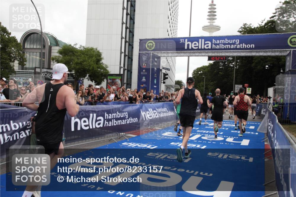 29.06.2025 - hella hamburg halbmarathon Michael Strokosch http://msf.ph/oto/8233157 29.06.2025 10:52:46 Ziel 2287, 2346, 2670, 3952, 3999, 5116, 5194, 7475, 9869, 10115, 11459, 11689, 12450, 12482, 13051, 14122, 14805, 16467, 18331, 19244 meine-sportfotos.de
