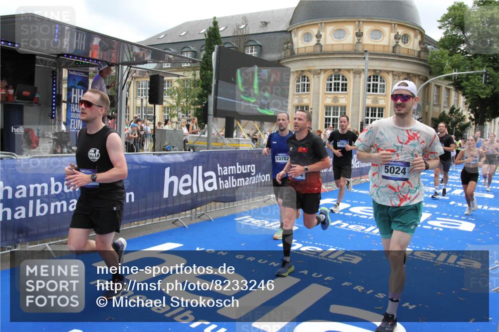 29.06.2025 - hella hamburg halbmarathon Michael Strokosch http://msf.ph/oto/8233246 29.06.2025 10:47:26 Ziel 51, 1012, 2274, 2839, 2864, 2869, 5024, 5650, 6168, 6203, 8693, 9305, 10423, 11077, 11491, 11518, 13782, 14722, 15350, 15611, 15923, 16089, 16819, 18758, 18974 meine-sportfotos.de