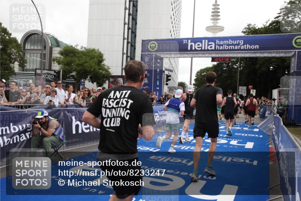 29.06.2025 - hella hamburg halbmarathon Michael Strokosch http://msf.ph/oto/8233247 29.06.2025 10:52:47 Ziel 2287, 2346, 3999, 5116, 5169, 5194, 7475, 8172, 9869, 10115, 11459, 12482, 14122, 14805, 16467, 17198, 18331, 19244 meine-sportfotos.de