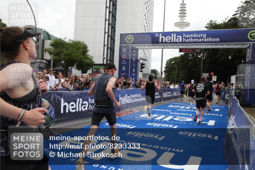 29.06.2025 - hella hamburg halbmarathon Michael Strokosch http://msf.ph/oto/8233333 29.06.2025 10:52:49 Ziel 2287, 3999, 5116, 5169, 5194, 7475, 8172, 9065, 9163, 9869, 11459, 12482, 14122, 14198, 14286, 14805, 16467, 17198, 18331, 19244 meine-sportfotos.de