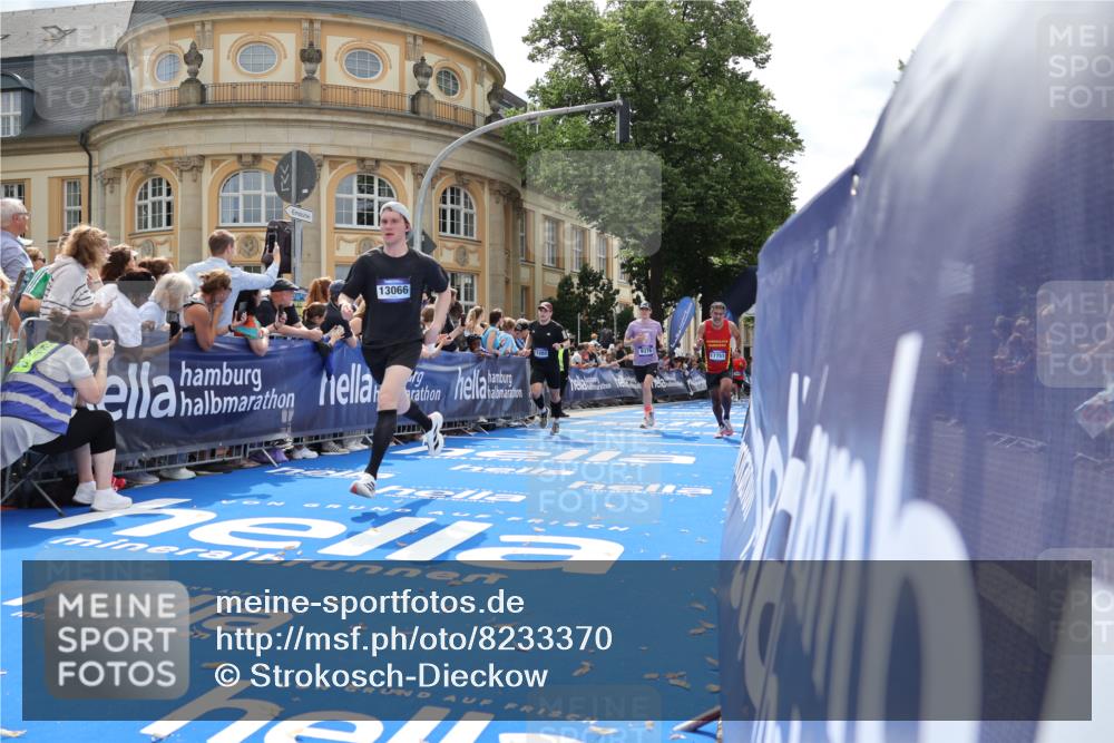 29.06.2025 - hella hamburg halbmarathon Strokosch-Dieckow http://msf.ph/oto/8233370 29.06.2025 10:34:08 Ziel 1080, 3005, 7884, 7901, 9376, 11019, 11202, 13066, 14448, 16724, 17751, 17877, 18906 meine-sportfotos.de