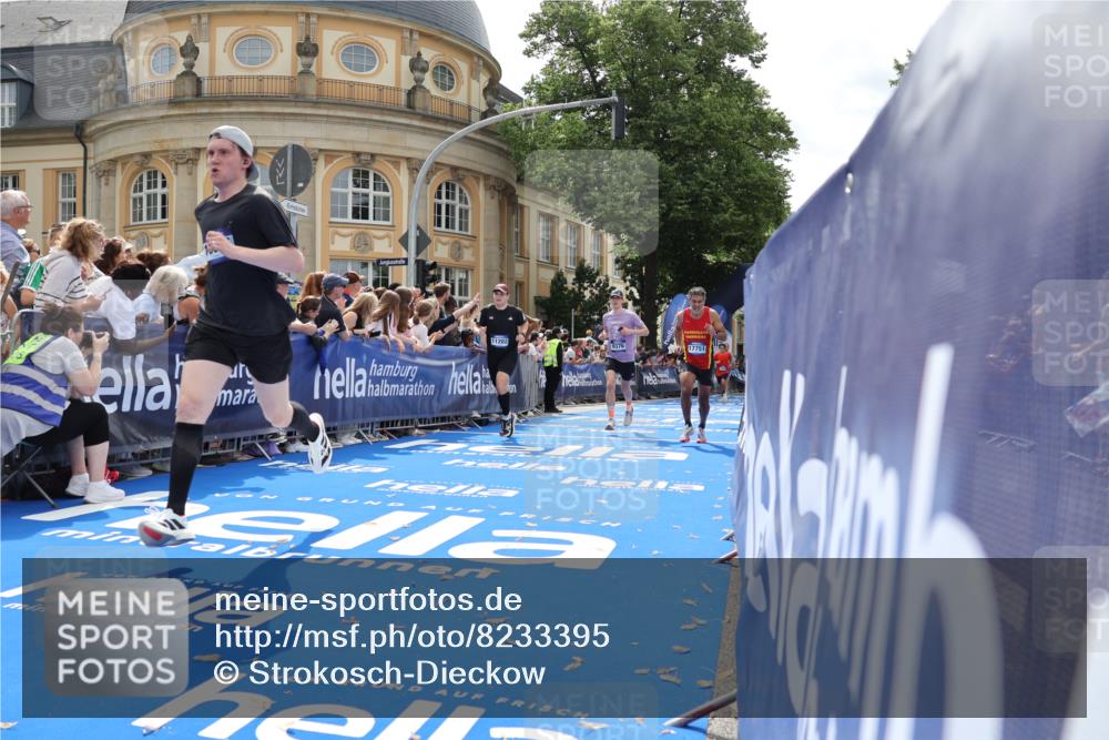 29.06.2025 - hella hamburg halbmarathon Strokosch-Dieckow http://msf.ph/oto/8233395 29.06.2025 10:34:09 Ziel 1080, 3005, 7884, 7901, 9376, 11019, 11202, 13066, 14448, 16724, 17751, 18906 meine-sportfotos.de