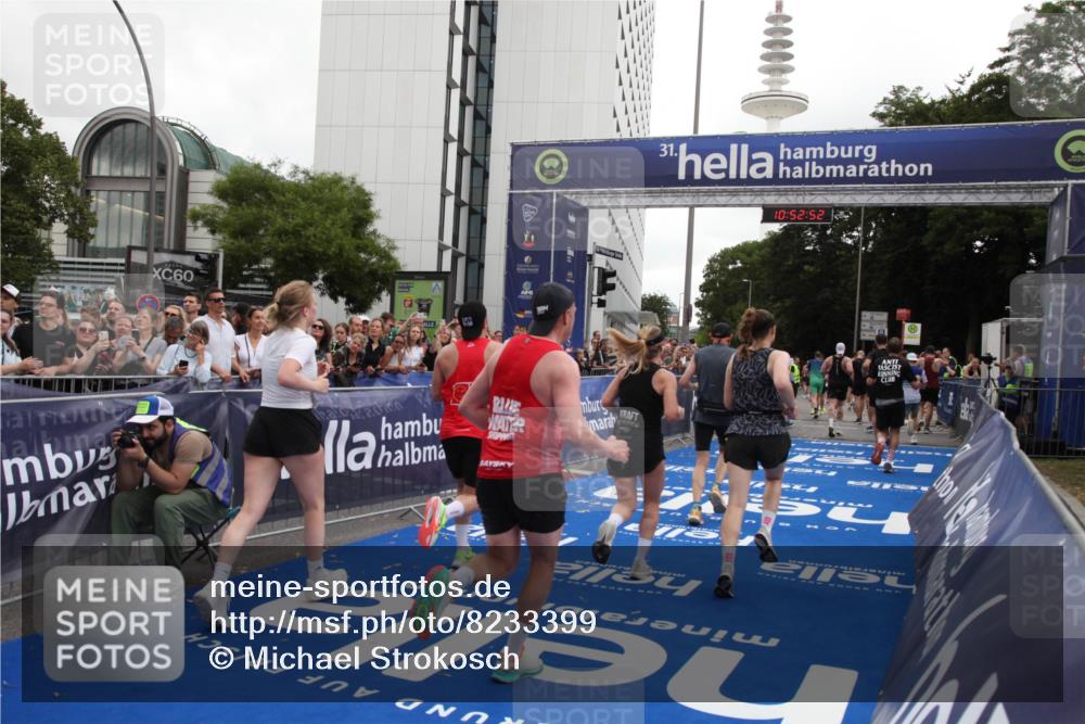 29.06.2025 - hella hamburg halbmarathon Michael Strokosch http://msf.ph/oto/8233399 29.06.2025 10:52:51 Ziel 1657, 2287, 2444, 2814, 2910, 3999, 5077, 5116, 5169, 5194, 8172, 9065, 9163, 9869, 10811, 11217, 11992, 12482, 14198, 14286, 14805, 16467, 17198, 18331, 19244 meine-sportfotos.de