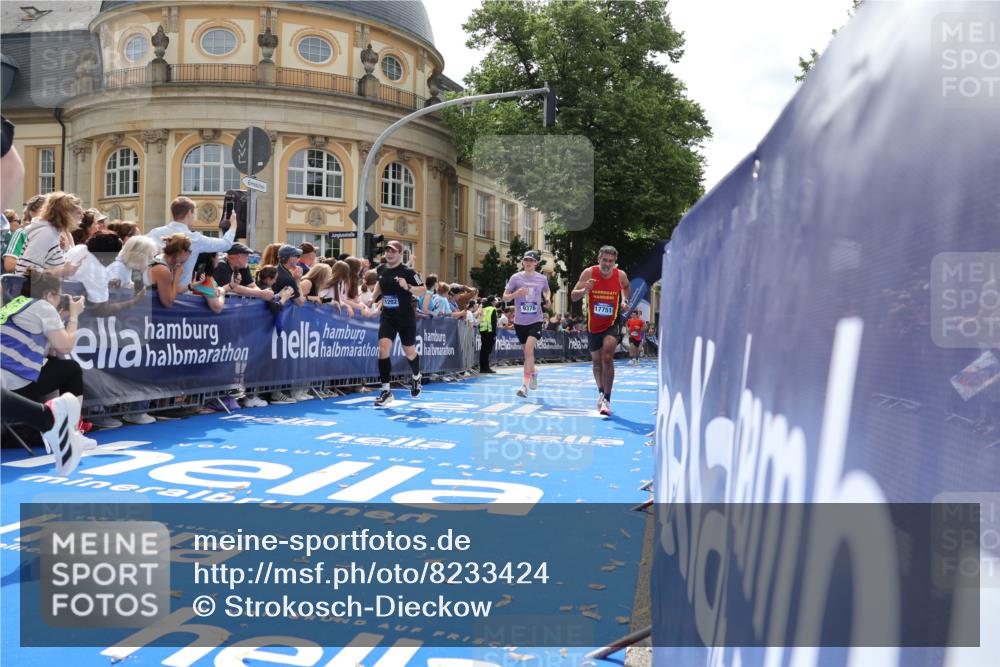 29.06.2025 - hella hamburg halbmarathon Strokosch-Dieckow http://msf.ph/oto/8233424 29.06.2025 10:34:09 Ziel 1080, 3005, 7884, 7901, 9376, 11019, 11202, 13066, 14448, 16724, 17751, 18906 meine-sportfotos.de