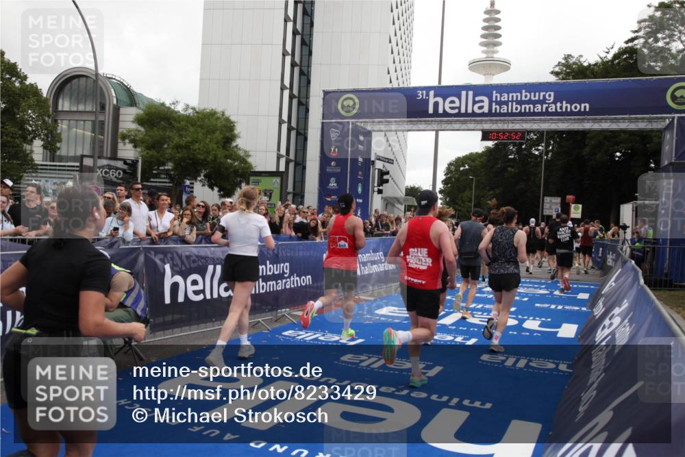 29.06.2025 - hella hamburg halbmarathon Michael Strokosch http://msf.ph/oto/8233429 29.06.2025 10:52:51 Ziel 1657, 2287, 2444, 2814, 2910, 3999, 5077, 5116, 5169, 5194, 8172, 9065, 9163, 9869, 10811, 11217, 11992, 12482, 14198, 14286, 14805, 16467, 17198, 18331, 19244 meine-sportfotos.de