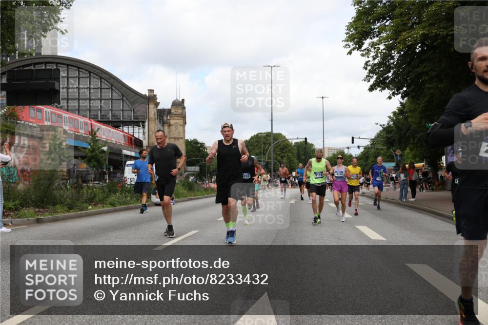 29.06.2025 - hella hamburg halbmarathon Yannick Fuchs http://msf.ph/oto/8233432 29.06.2025 10:34:20 20KM 1358, 1975, 2044, 2563, 2573, 2972, 3547, 3626, 4381, 4398, 4565, 4766, 5752, 7981, 8319, 8346, 8933, 9116, 9540, 11284, 11714, 11806, 12046, 12091, 12335, 12372, 13190, 13479, 13514, 14077, 14204, 14272, 14699, 15094, 15336, 15421, 15435, 15744, 15828, 17425, 17668, 17792, 17916, 17973, 18013, 18154, 18803 meine-sportfotos.de