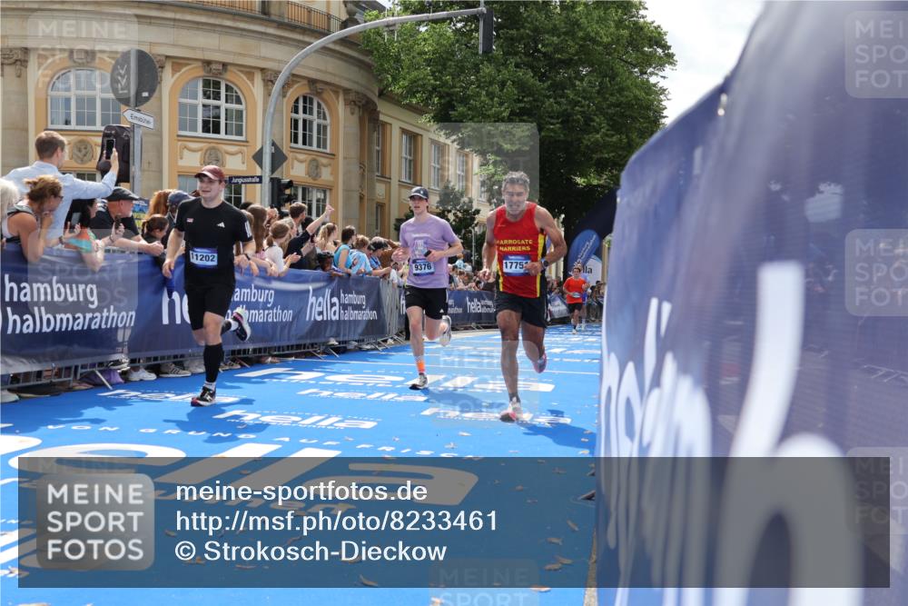 29.06.2025 - hella hamburg halbmarathon Strokosch-Dieckow http://msf.ph/oto/8233461 29.06.2025 10:34:10 Ziel 1080, 3005, 7884, 7901, 9376, 11019, 11202, 13066, 14784, 16724, 17751, 18906 meine-sportfotos.de