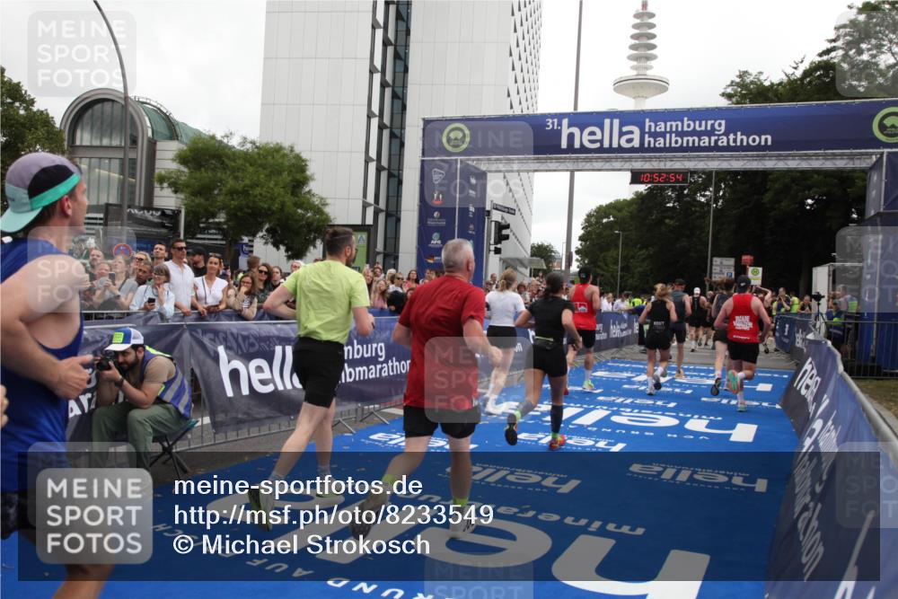 29.06.2025 - hella hamburg halbmarathon Michael Strokosch http://msf.ph/oto/8233549 29.06.2025 10:52:52 Ziel 1257, 1657, 2287, 2444, 2814, 2910, 3999, 5077, 5169, 5194, 8172, 8955, 9065, 9163, 10811, 11217, 11992, 12482, 14198, 14286, 14805, 16467, 17198, 18331, 19244 meine-sportfotos.de