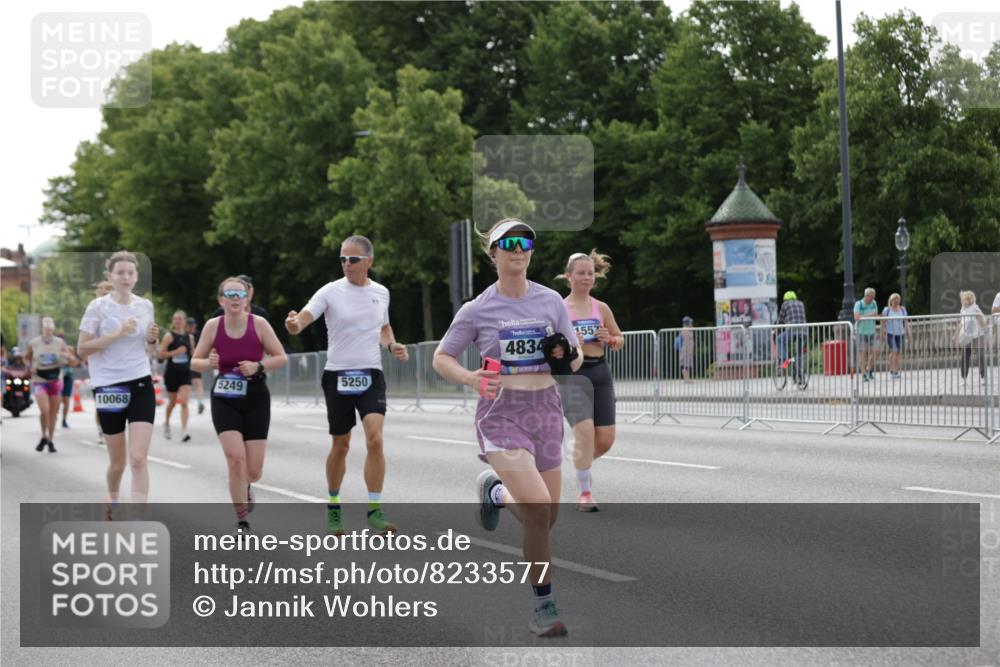 29.06.2025 - hella hamburg halbmarathon Jannik Wohlers http://msf.ph/oto/8233577 29.06.2025 10:28:24 Lombardsbrücke 1518, 1557, 1869, 3717, 4700, 4834, 5167, 5249, 5250, 6102, 8560, 9642, 9716, 10068, 14205, 15143, 15256, 15452, 15453, 16643 meine-sportfotos.de