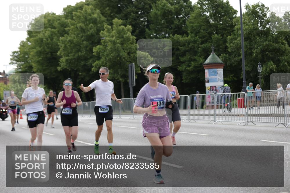 29.06.2025 - hella hamburg halbmarathon Jannik Wohlers http://msf.ph/oto/8233585 29.06.2025 10:28:24 Lombardsbrücke 1518, 1557, 1869, 3717, 4700, 4834, 5167, 5249, 5250, 6102, 8560, 9642, 9716, 10068, 14205, 15143, 15256, 15452, 15453, 16643 meine-sportfotos.de