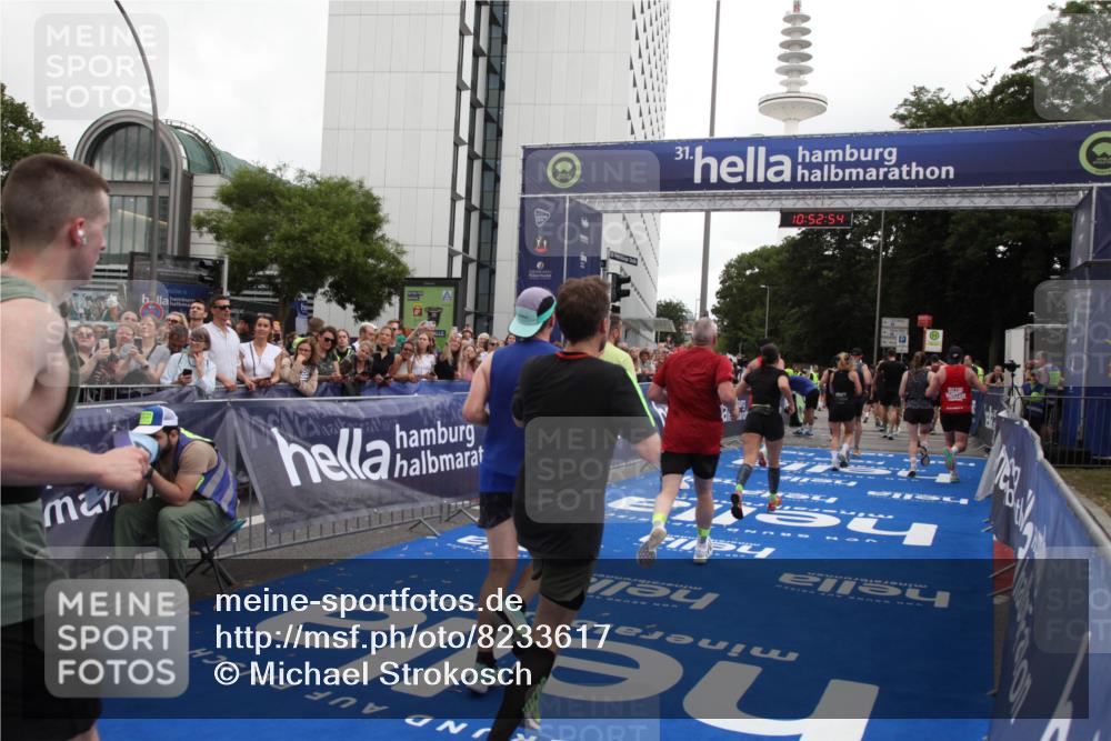 29.06.2025 - hella hamburg halbmarathon Michael Strokosch http://msf.ph/oto/8233617 29.06.2025 10:52:53 Ziel 1257, 1258, 1657, 2287, 2444, 2814, 2910, 4557, 4558, 5077, 5169, 5194, 8172, 8720, 8955, 9065, 9163, 10811, 11217, 11992, 14198, 14286, 14805, 16467, 17198, 18331, 19244 meine-sportfotos.de