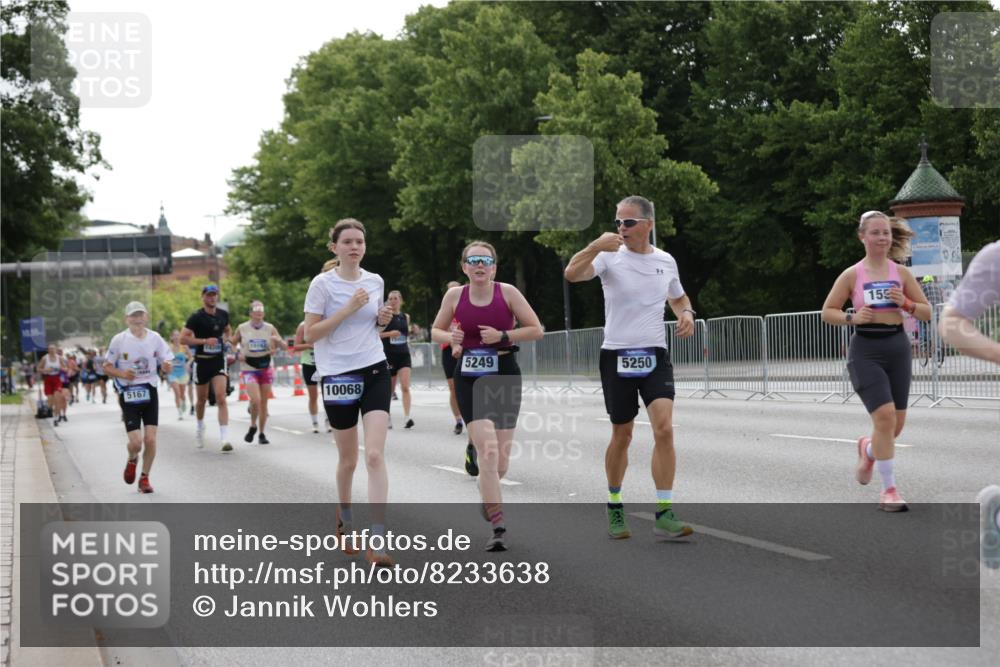 29.06.2025 - hella hamburg halbmarathon Jannik Wohlers http://msf.ph/oto/8233638 29.06.2025 10:28:24 Lombardsbrücke 1518, 1557, 1869, 3717, 4700, 4834, 5167, 5249, 5250, 6102, 8560, 9642, 9716, 10068, 14205, 15143, 15256, 15452, 15453, 16643 meine-sportfotos.de