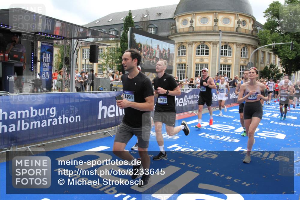 29.06.2025 - hella hamburg halbmarathon Michael Strokosch http://msf.ph/oto/8233645 29.06.2025 10:47:29 Ziel 51, 1012, 1592, 2274, 2839, 2864, 2869, 2953, 3304, 5532, 5650, 8693, 8852, 9305, 10423, 11021, 11077, 11491, 13782, 15350, 15611, 15923, 16089, 16819, 17846, 17905, 18758, 18974 meine-sportfotos.de