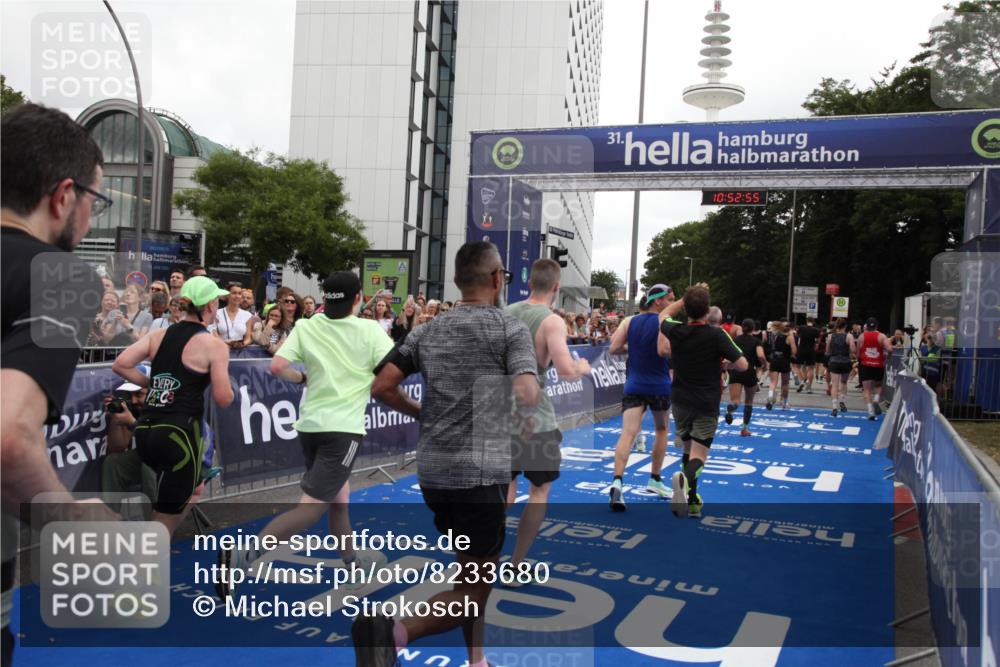 29.06.2025 - hella hamburg halbmarathon Michael Strokosch http://msf.ph/oto/8233680 29.06.2025 10:52:54 Ziel 1257, 1258, 1657, 2099, 2444, 2814, 2910, 4557, 4558, 5077, 5169, 5194, 8172, 8720, 8955, 9065, 9163, 10724, 10811, 11217, 11992, 14198, 14286, 14805, 17198, 18331, 19244 meine-sportfotos.de
