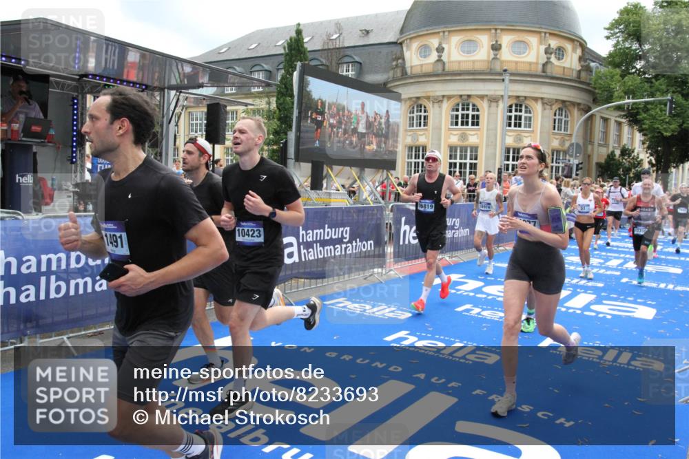 29.06.2025 - hella hamburg halbmarathon Michael Strokosch http://msf.ph/oto/8233693 29.06.2025 10:47:29 Ziel 51, 1012, 1592, 2274, 2839, 2864, 2869, 2953, 3304, 5532, 5650, 8693, 8852, 9305, 10423, 11021, 11077, 11491, 13782, 15350, 15611, 15923, 16089, 16819, 17846, 17905, 18758, 18974 meine-sportfotos.de
