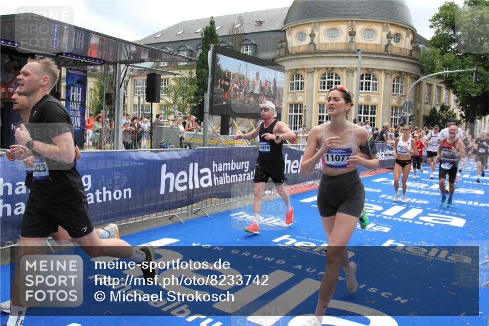 29.06.2025 - hella hamburg halbmarathon Michael Strokosch http://msf.ph/oto/8233742 29.06.2025 10:47:30 Ziel 51, 1012, 1592, 2274, 2839, 2869, 2953, 3304, 5532, 5650, 8693, 8852, 9305, 10423, 11021, 11077, 11491, 12870, 15350, 15923, 16089, 16819, 17846, 17905, 18758, 18974 meine-sportfotos.de