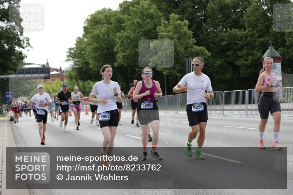 29.06.2025 - hella hamburg halbmarathon Jannik Wohlers http://msf.ph/oto/8233762 29.06.2025 10:28:25 Lombardsbrücke 1518, 1557, 1869, 3717, 4362, 4700, 4834, 5167, 5249, 5250, 6102, 8560, 9642, 9716, 10068, 14205, 15143, 15256, 15452, 15453, 16643 meine-sportfotos.de