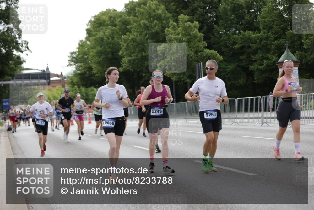 29.06.2025 - hella hamburg halbmarathon Jannik Wohlers http://msf.ph/oto/8233788 29.06.2025 10:28:25 Lombardsbrücke 1518, 1557, 1869, 3717, 4362, 4700, 4834, 5167, 5249, 5250, 6102, 8560, 9642, 9716, 10068, 14205, 15143, 15256, 15452, 15453, 16643 meine-sportfotos.de