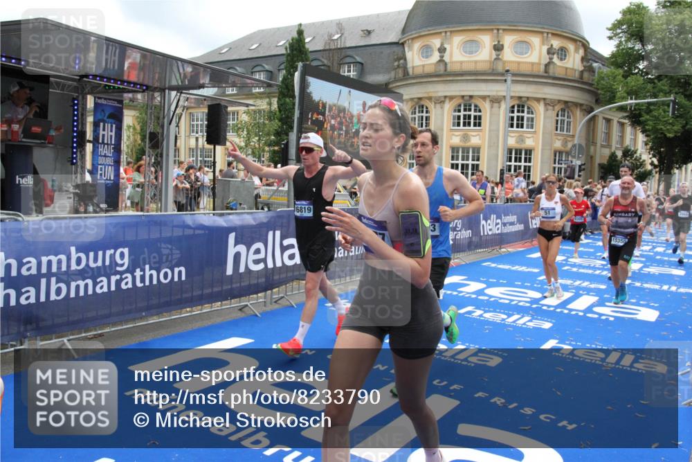 29.06.2025 - hella hamburg halbmarathon Michael Strokosch http://msf.ph/oto/8233790 29.06.2025 10:47:30 Ziel 51, 1012, 1592, 2274, 2839, 2869, 2953, 3304, 5532, 5650, 8693, 8852, 9305, 10423, 11021, 11077, 11491, 12870, 15350, 15923, 16089, 16819, 17846, 17905, 18758, 18974 meine-sportfotos.de