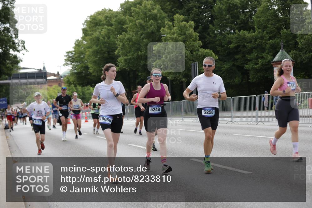 29.06.2025 - hella hamburg halbmarathon Jannik Wohlers http://msf.ph/oto/8233810 29.06.2025 10:28:25 Lombardsbrücke 1518, 1557, 1869, 3717, 4362, 4700, 4834, 5167, 5249, 5250, 6102, 8560, 9642, 9716, 10068, 14205, 15143, 15256, 15452, 15453, 16643 meine-sportfotos.de