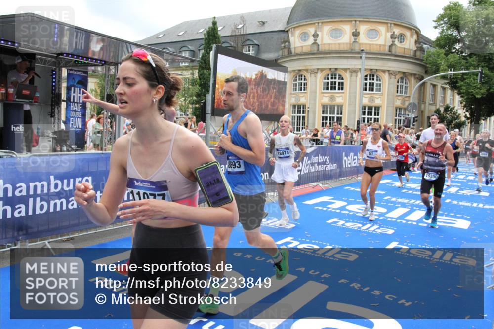 29.06.2025 - hella hamburg halbmarathon Michael Strokosch http://msf.ph/oto/8233849 29.06.2025 10:47:30 Ziel 51, 1012, 1592, 2274, 2839, 2869, 2953, 3304, 5532, 5650, 8693, 8852, 9305, 10423, 11021, 11077, 11491, 12870, 15350, 15923, 16089, 16819, 17846, 17905, 18758, 18974 meine-sportfotos.de