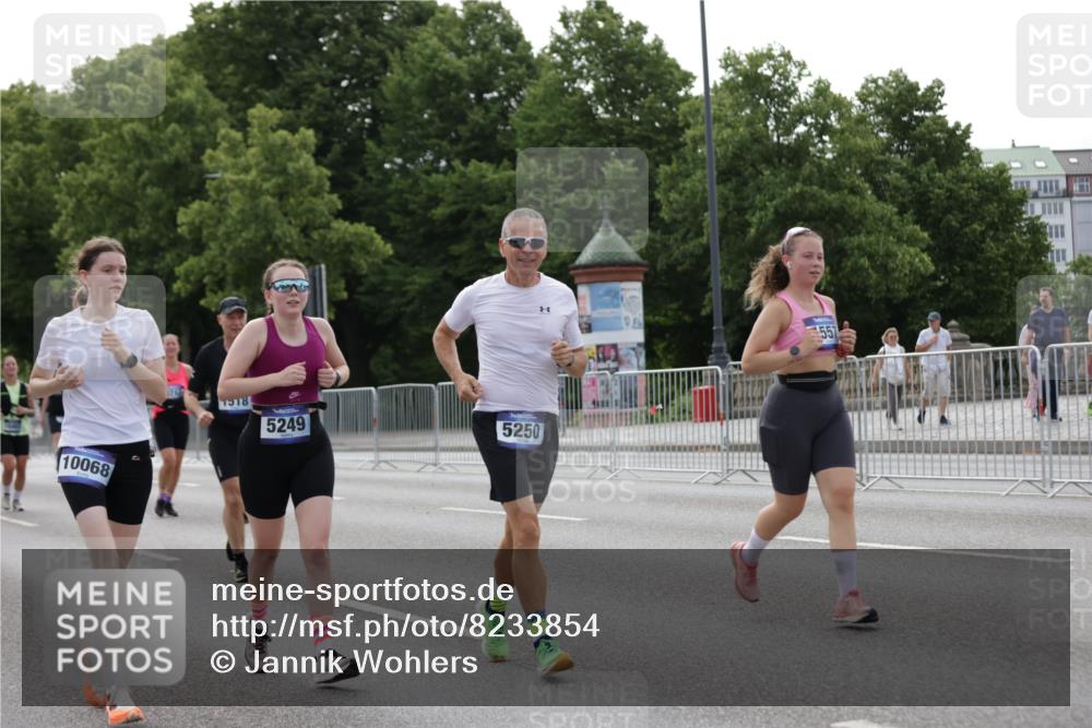29.06.2025 - hella hamburg halbmarathon Jannik Wohlers http://msf.ph/oto/8233854 29.06.2025 10:28:25 Lombardsbrücke 1518, 1557, 1869, 3717, 4362, 4700, 4834, 5167, 5249, 5250, 6102, 8560, 9642, 9716, 10068, 14205, 15143, 15256, 15452, 15453, 16643 meine-sportfotos.de