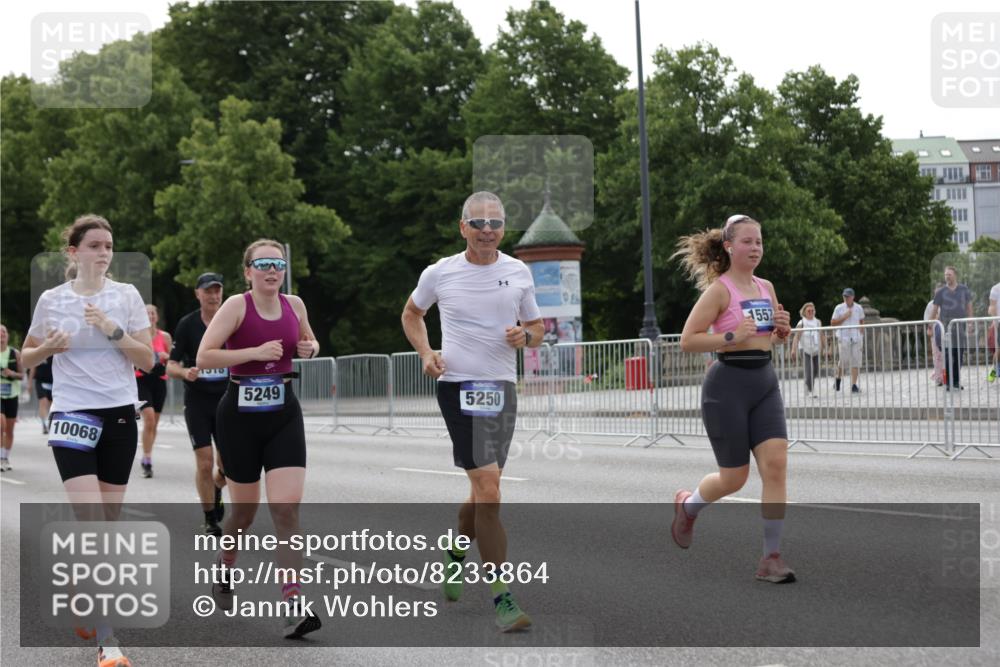 29.06.2025 - hella hamburg halbmarathon Jannik Wohlers http://msf.ph/oto/8233864 29.06.2025 10:28:25 Lombardsbrücke 1518, 1557, 1869, 3717, 4362, 4700, 4834, 5167, 5249, 5250, 6102, 8560, 9642, 9716, 10068, 14205, 15143, 15256, 15452, 15453, 16643 meine-sportfotos.de