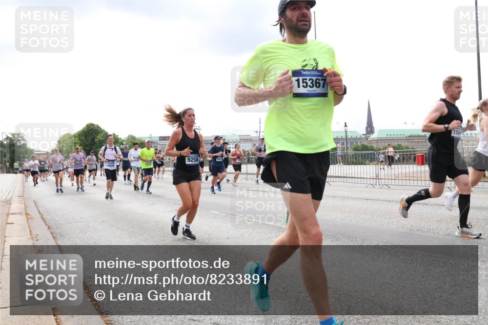 29.06.2025 - hella hamburg halbmarathon Lena Gebhardt http://msf.ph/oto/8233891 29.06.2025 10:33:37 Lombardsbrücke 1189, 1275, 1764, 1896, 1995, 2038, 2054, 2085, 2342, 2776, 2838, 3170, 3264, 3341, 3560, 3812, 4164, 4361, 4433, 4445, 4449, 4696, 4942, 5075, 5096, 5141, 5180, 5557, 5566, 5569, 5691, 5821, 5822, 5887, 6109, 6515, 6516, 6773, 6854, 6956, 6999, 7027, 7565, 7653, 7705, 8021, 8157, 8202, 8282, 8375, 8377, 8383, 8401, 8595, 8891, 9094, 9234, 9258, 9289, 9438, 9591, 9592, 9750, 9780, 9799, 9875, 9995, 10007, 10071, 10561, 11229, 11713, 11811, 11826 meine-sportfotos.de