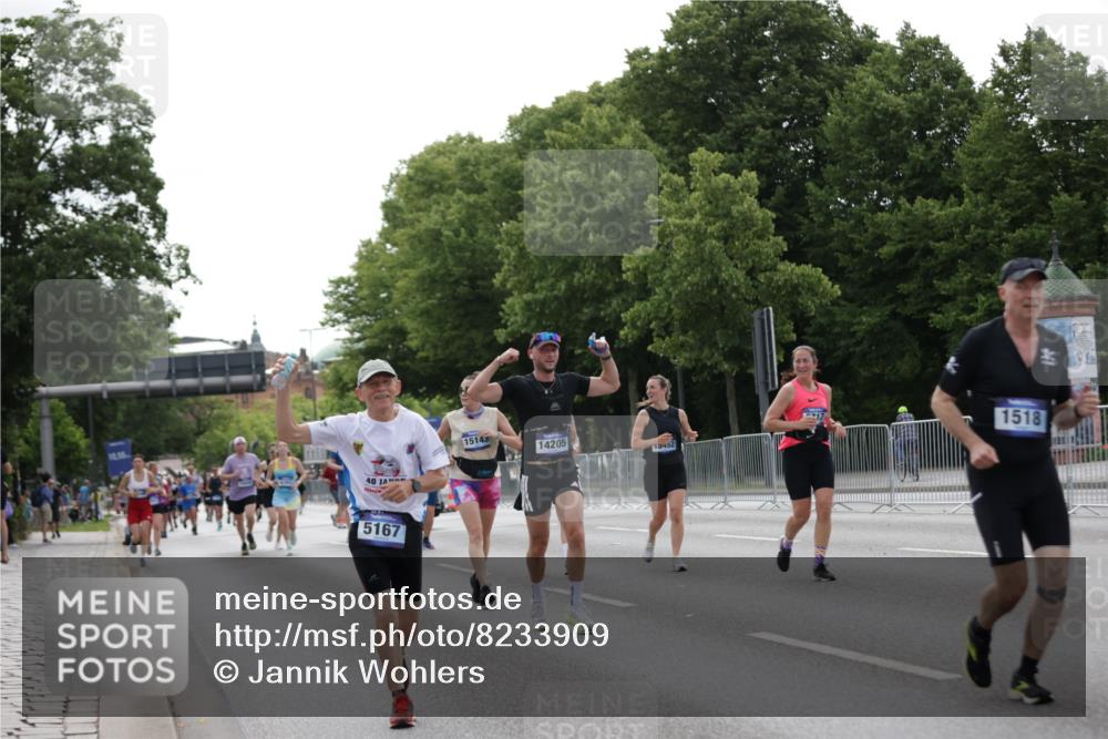 29.06.2025 - hella hamburg halbmarathon Jannik Wohlers http://msf.ph/oto/8233909 29.06.2025 10:28:27 Lombardsbrücke 1518, 1557, 1869, 3717, 4161, 4362, 4700, 4834, 5167, 5249, 5250, 6102, 10068, 12442, 14205, 15143, 15256, 15452, 15453, 16643 meine-sportfotos.de