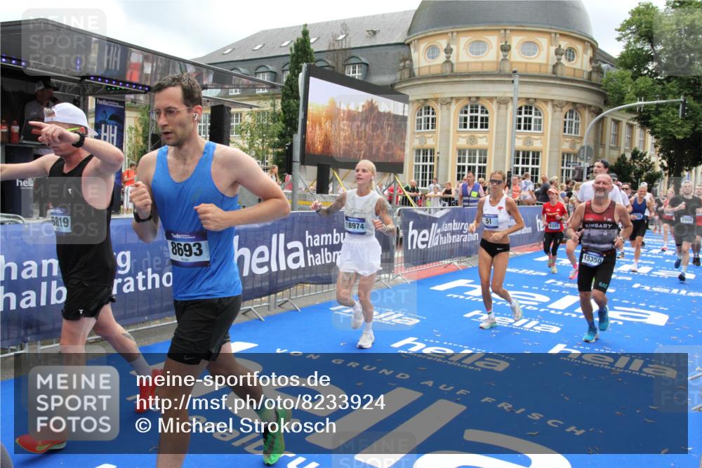 29.06.2025 - hella hamburg halbmarathon Michael Strokosch http://msf.ph/oto/8233924 29.06.2025 10:47:31 Ziel 51, 1012, 1592, 2274, 2839, 2869, 2953, 3304, 5532, 5650, 8234, 8693, 8852, 9305, 10423, 11021, 11077, 11491, 12870, 13223, 13303, 15350, 15479, 15923, 16819, 17846, 17905, 18758, 18974 meine-sportfotos.de