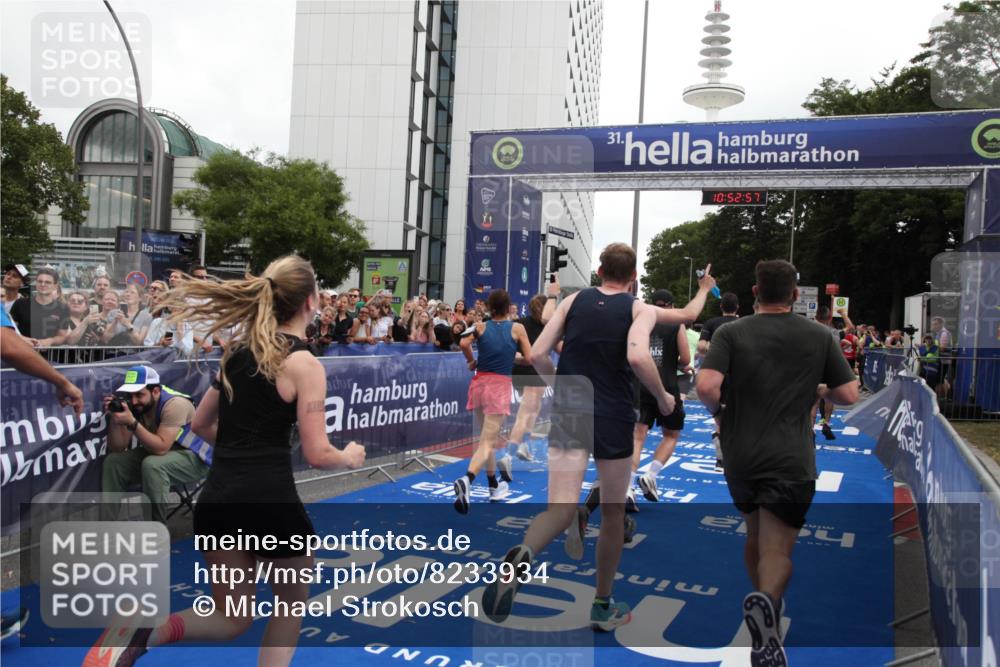 29.06.2025 - hella hamburg halbmarathon Michael Strokosch http://msf.ph/oto/8233934 29.06.2025 10:52:56 Ziel 1257, 1258, 1657, 2099, 2444, 2814, 2910, 4557, 4558, 4770, 5077, 5169, 8139, 8172, 8720, 8955, 9065, 9163, 10724, 10811, 11217, 11992, 14198, 14286, 17198 meine-sportfotos.de