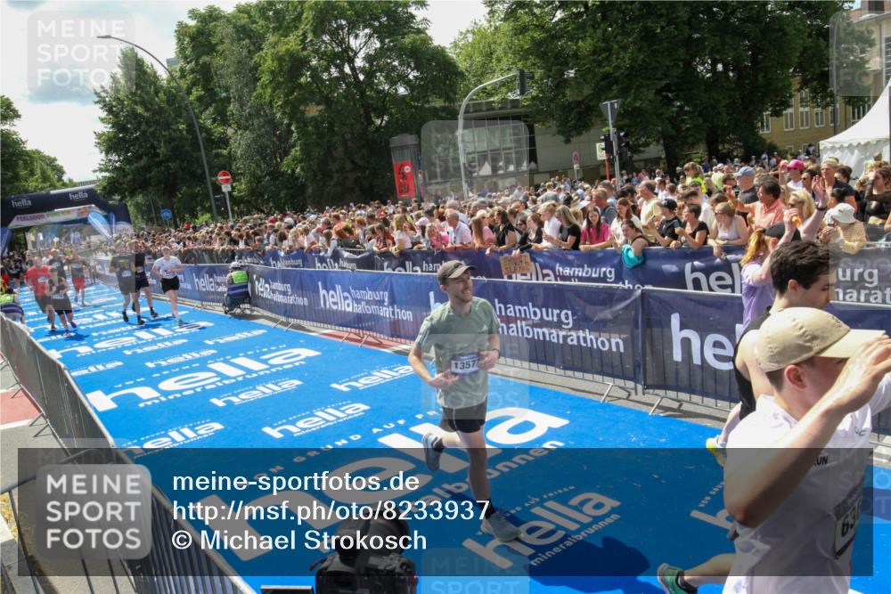 29.06.2025 - hella hamburg halbmarathon Michael Strokosch http://msf.ph/oto/8233937 29.06.2025 11:44:38 Ziel 5229, 5876, 6250, 6363, 7350, 7431, 9009, 11087, 12318, 13577, 13600, 13602 meine-sportfotos.de