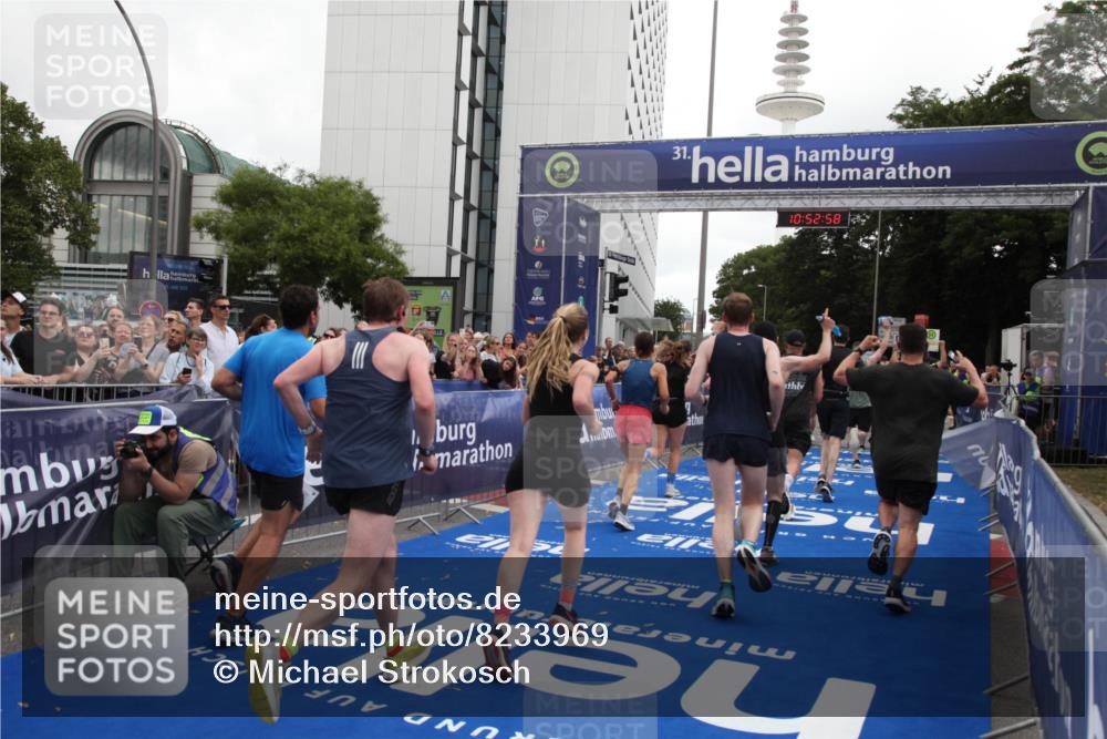 29.06.2025 - hella hamburg halbmarathon Michael Strokosch http://msf.ph/oto/8233969 29.06.2025 10:52:56 Ziel 1257, 1258, 1657, 2099, 2444, 2814, 2910, 4557, 4558, 4770, 5077, 5169, 8139, 8172, 8720, 8955, 9065, 9163, 10724, 10811, 11217, 11992, 14198, 14286, 17198 meine-sportfotos.de