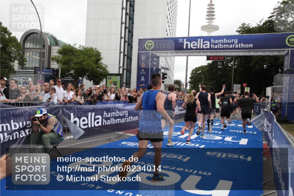 29.06.2025 - hella hamburg halbmarathon Michael Strokosch http://msf.ph/oto/8234014 29.06.2025 10:52:57 Ziel 1257, 1258, 1657, 2099, 2444, 2814, 2910, 4557, 4558, 4770, 5077, 5907, 8139, 8720, 8955, 9065, 9163, 10724, 10811, 11217, 11992, 14198, 14286 meine-sportfotos.de