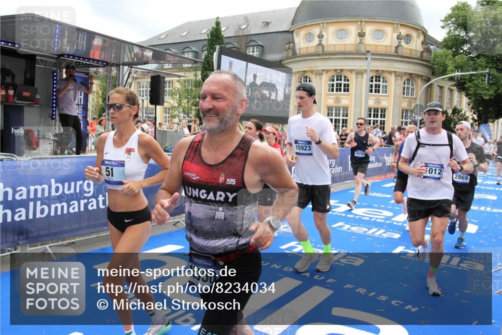 29.06.2025 - hella hamburg halbmarathon Michael Strokosch http://msf.ph/oto/8234034 29.06.2025 10:47:32 Ziel 51, 1012, 1070, 1592, 2274, 2839, 2869, 2953, 3304, 5532, 5650, 8023, 8234, 8693, 8852, 9305, 10423, 11021, 11077, 12870, 13223, 13303, 15350, 15479, 15923, 16819, 17846, 17905, 18758, 18974 meine-sportfotos.de