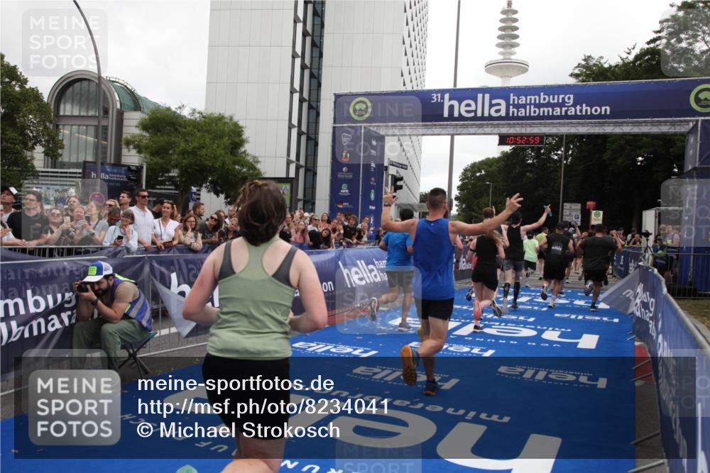 29.06.2025 - hella hamburg halbmarathon Michael Strokosch http://msf.ph/oto/8234041 29.06.2025 10:52:58 Ziel 1257, 1258, 1657, 2099, 2444, 2814, 2910, 4557, 4558, 4770, 5077, 5907, 8139, 8720, 8955, 10724, 10811, 11217, 11992, 14198, 14286, 15430, 18720 meine-sportfotos.de