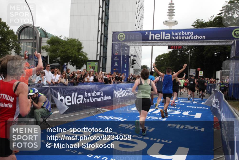 29.06.2025 - hella hamburg halbmarathon Michael Strokosch http://msf.ph/oto/8234059 29.06.2025 10:52:58 Ziel 1257, 1258, 1657, 2099, 2444, 2814, 2910, 4557, 4558, 4770, 5077, 5907, 8139, 8720, 8955, 10724, 10811, 11217, 11992, 14198, 14286, 15430, 18720 meine-sportfotos.de