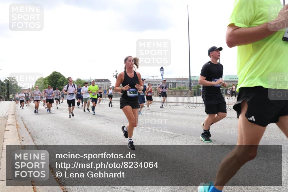 29.06.2025 - hella hamburg halbmarathon Lena Gebhardt http://msf.ph/oto/8234064 29.06.2025 10:33:37 Lombardsbrücke 1189, 1275, 1764, 1896, 1995, 2038, 2054, 2085, 2342, 2776, 2838, 3170, 3264, 3341, 3560, 3812, 4164, 4361, 4433, 4445, 4449, 4696, 4942, 5075, 5096, 5141, 5180, 5557, 5566, 5569, 5691, 5821, 5822, 5887, 6109, 6515, 6516, 6773, 6854, 6956, 6999, 7027, 7565, 7653, 7705, 8021, 8157, 8202, 8282, 8375, 8377, 8383, 8401, 8595, 8891, 9094, 9234, 9258, 9289, 9438, 9591, 9592, 9750, 9780, 9799, 9875, 9995, 10007, 10071, 10561, 11229, 11713, 11811, 11826 meine-sportfotos.de