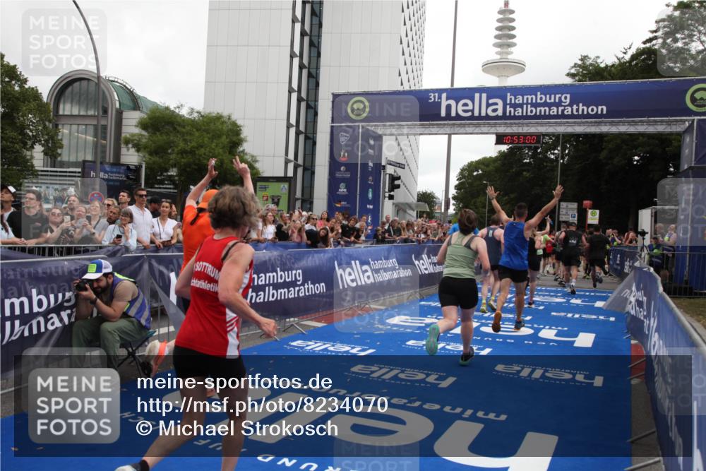29.06.2025 - hella hamburg halbmarathon Michael Strokosch http://msf.ph/oto/8234070 29.06.2025 10:52:59 Ziel 1257, 1258, 1657, 2099, 2444, 2814, 2910, 4557, 4558, 4770, 5077, 5907, 8139, 8720, 8955, 10724, 10811, 11217, 11992, 12519, 14791, 15430, 18720 meine-sportfotos.de
