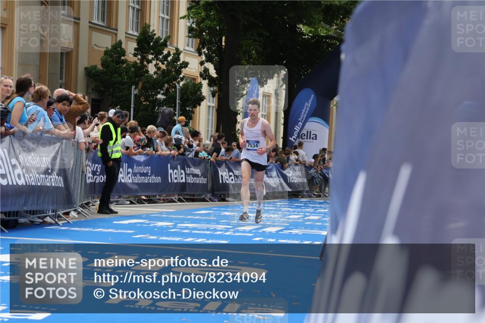29.06.2025 - hella hamburg halbmarathon Strokosch-Dieckow http://msf.ph/oto/8234094 29.06.2025 10:34:29 Ziel 1644, 5550, 6305, 7534, 9686, 11230, 11661, 13618, 16148, 16417, 18099 meine-sportfotos.de