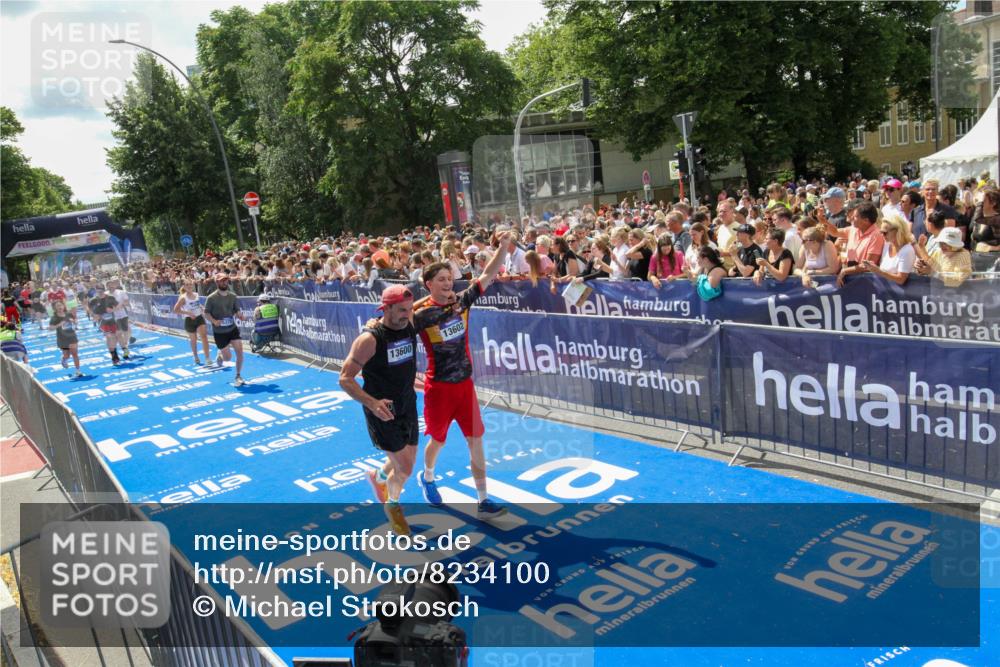 29.06.2025 - hella hamburg halbmarathon Michael Strokosch http://msf.ph/oto/8234100 29.06.2025 11:44:45 Ziel 4752, 4756, 5370, 5564, 9946, 11664, 13060, 13495, 13600, 13602, 15669, 18950 meine-sportfotos.de