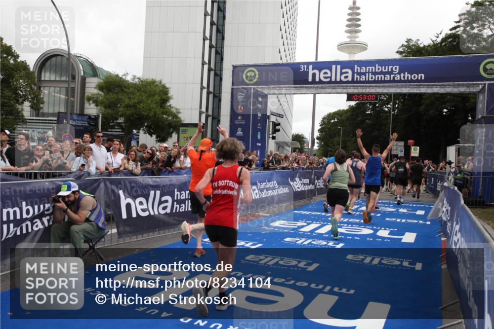 29.06.2025 - hella hamburg halbmarathon Michael Strokosch http://msf.ph/oto/8234104 29.06.2025 10:52:59 Ziel 1257, 1258, 1657, 2099, 2444, 2814, 2910, 4557, 4558, 4770, 5077, 5907, 8139, 8720, 8955, 10724, 10811, 11217, 11992, 12519, 14791, 15430, 18720 meine-sportfotos.de