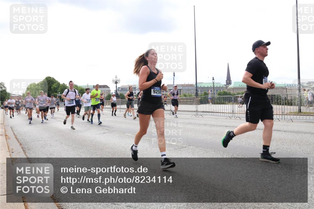 29.06.2025 - hella hamburg halbmarathon Lena Gebhardt http://msf.ph/oto/8234114 29.06.2025 10:33:37 Lombardsbrücke 1189, 1275, 1764, 1896, 1995, 2038, 2054, 2085, 2342, 2776, 2838, 3170, 3264, 3341, 3560, 3812, 4164, 4361, 4433, 4445, 4449, 4696, 4942, 5075, 5096, 5141, 5180, 5557, 5566, 5569, 5691, 5821, 5822, 5887, 6109, 6515, 6516, 6773, 6854, 6956, 6999, 7027, 7565, 7653, 7705, 8021, 8157, 8202, 8282, 8375, 8377, 8383, 8401, 8595, 8891, 9094, 9234, 9258, 9289, 9438, 9591, 9592, 9750, 9780, 9799, 9875, 9995, 10007, 10071, 10561, 11229, 11713, 11811, 11826 meine-sportfotos.de