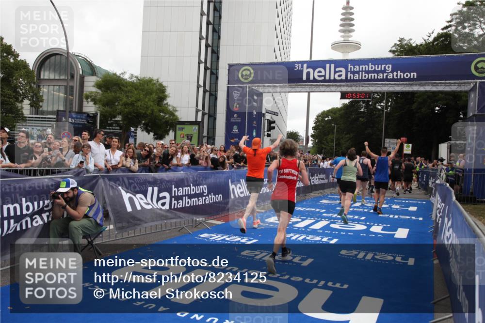 29.06.2025 - hella hamburg halbmarathon Michael Strokosch http://msf.ph/oto/8234125 29.06.2025 10:52:59 Ziel 1257, 1258, 1657, 2099, 2444, 2814, 2910, 4557, 4558, 4770, 5077, 5907, 8139, 8720, 8955, 10724, 10811, 11217, 11992, 12519, 14791, 15430, 18720 meine-sportfotos.de